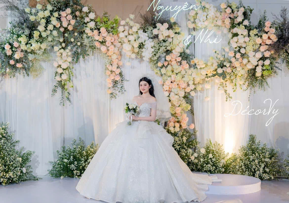 Trang trí Nhà hàng tông trắng hồng nhẹ nhàng