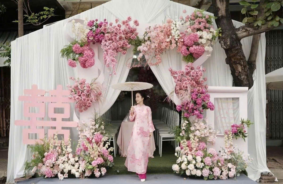 Rạp trắng phối Cổng hồng trang trí cực dễ thương 