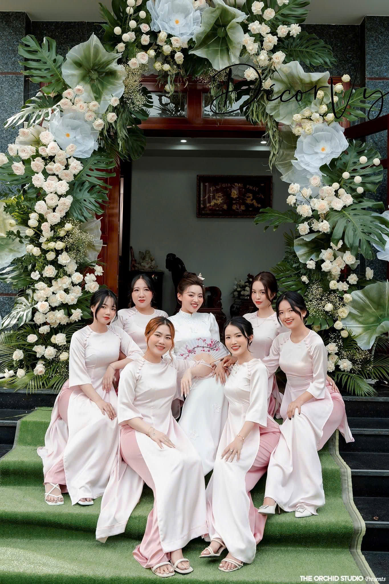 Dịch vụ Thuê Người bưng quả mang đồng phục màu Hồng 1