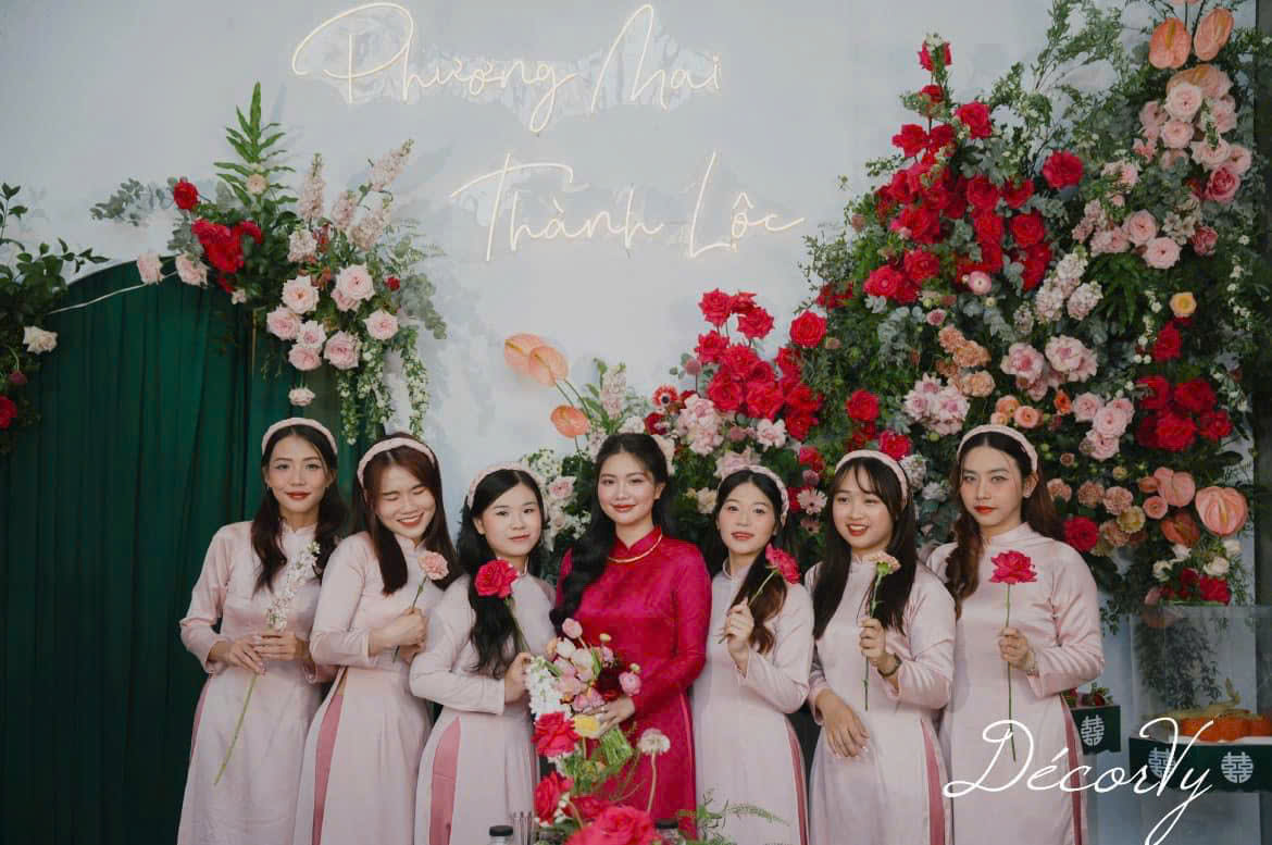Dịch vụ cho thuê người bưng quả cưới kèm đồng phục Hồng nhạt