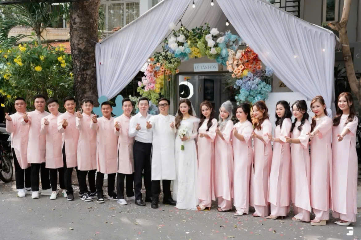 Dịch vụ thuê người bưng quả kèm đồng phục nam nữ màu Hồng