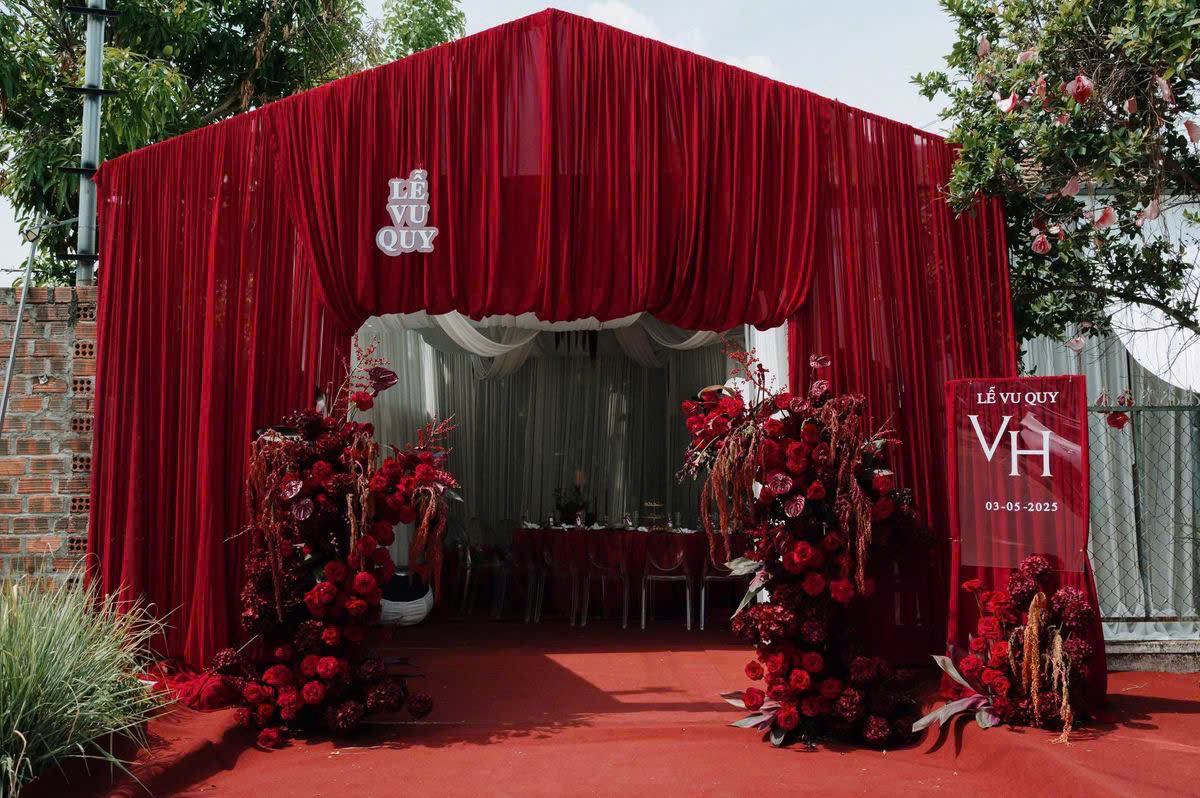 Rạp cưới tông Đỏ trang trí hiện đại độc đáo 