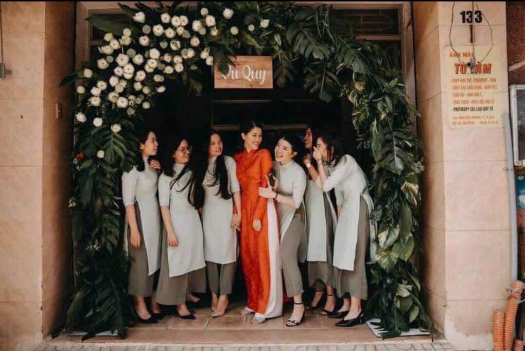 Dịch vụ cho thuê người bưng quả cưới kèm đồng phục cách tân màu xanh