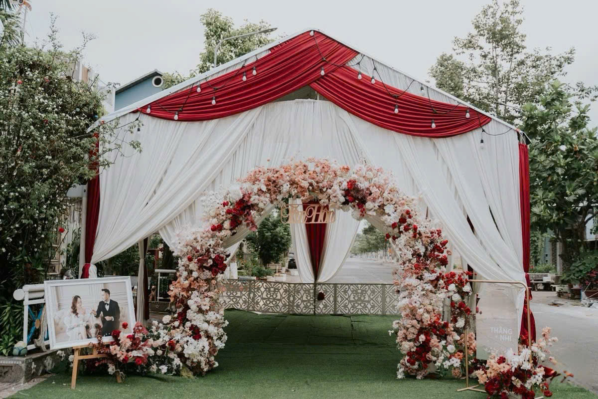 Rạp cưới Tông đỏ nổi bật sang trọng 