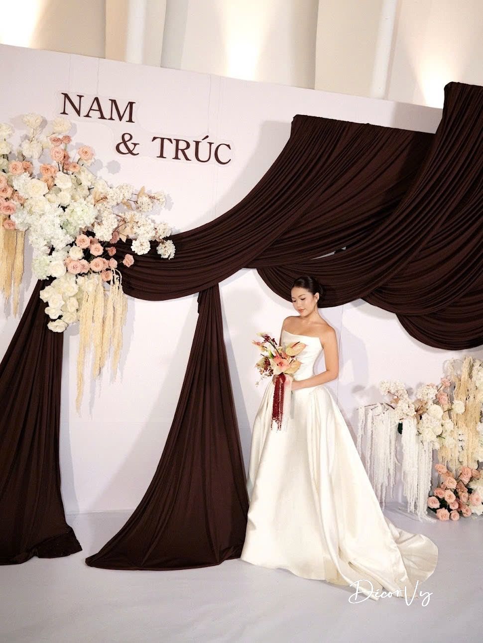 Trang trí Nhà hàng Tông Trắng Nâu lạ mắt 