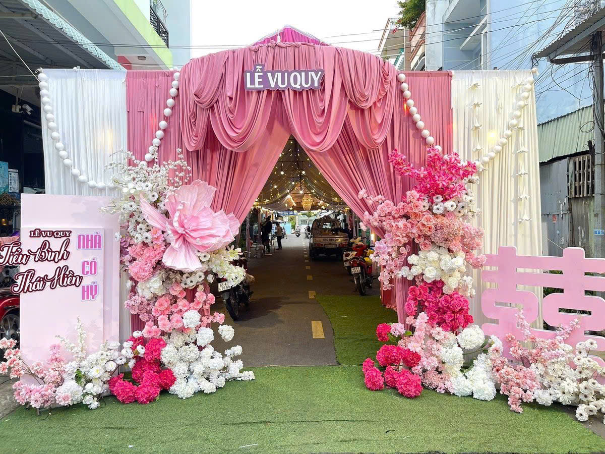 Rạp cưới tông Kem phối Hồng phiên bản nhún vải độc đáo 