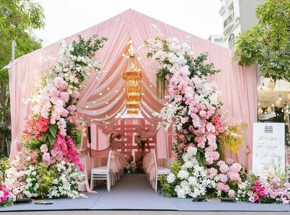 Rạp cưới màu Hồng trang trí trần đèn đẹp 