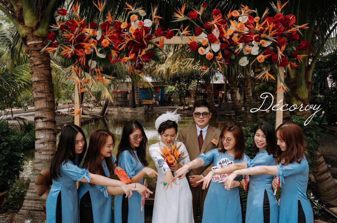 Dịch vụ cho thuê người bưng quả cưới kèm đồng phục màu xanh đậm