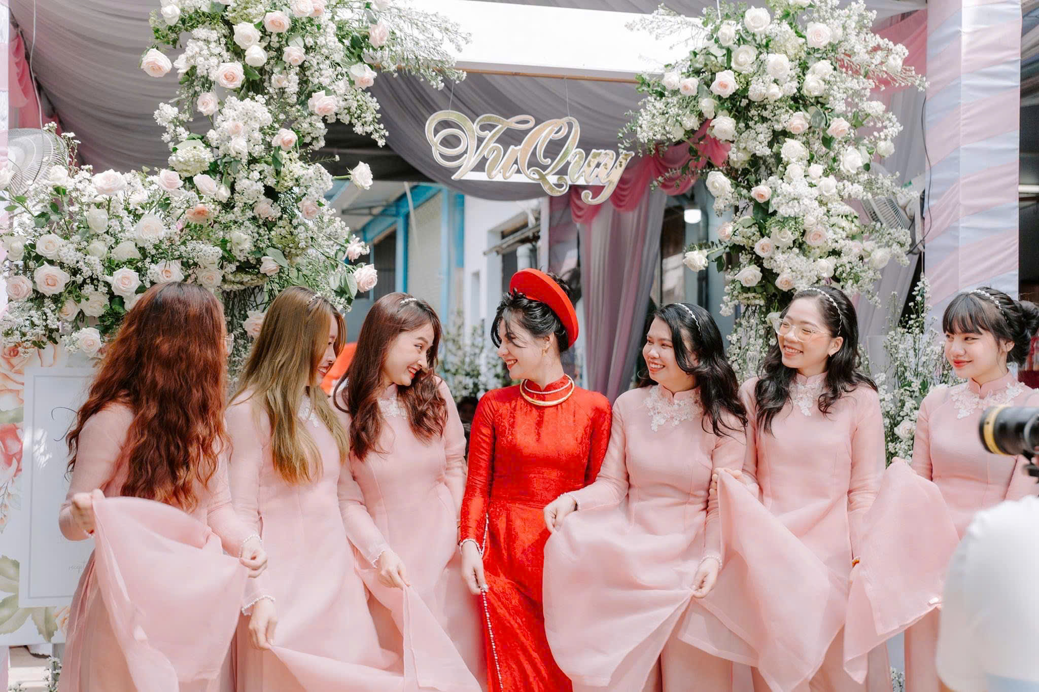 Dịch vụ cho thuê người bưng quả cưới kèm đồng phục cách tân màu Hồng nude