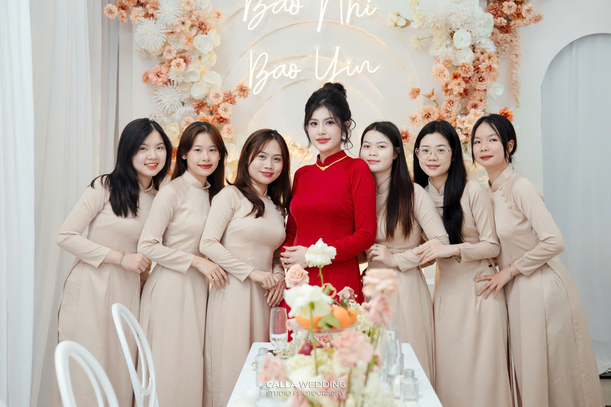 Dịch vụ cho thuê người bưng quả mang đồng phục màu Nude đậm