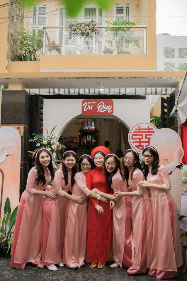 Dịch vụ cho thuê người bưng quả mang đồng phục màu hồng cam