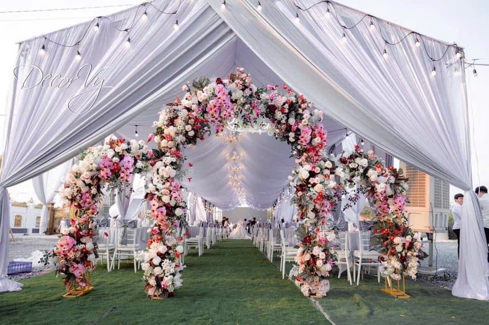 Rạp cưới Tông trắng Xám nhã nhặn 