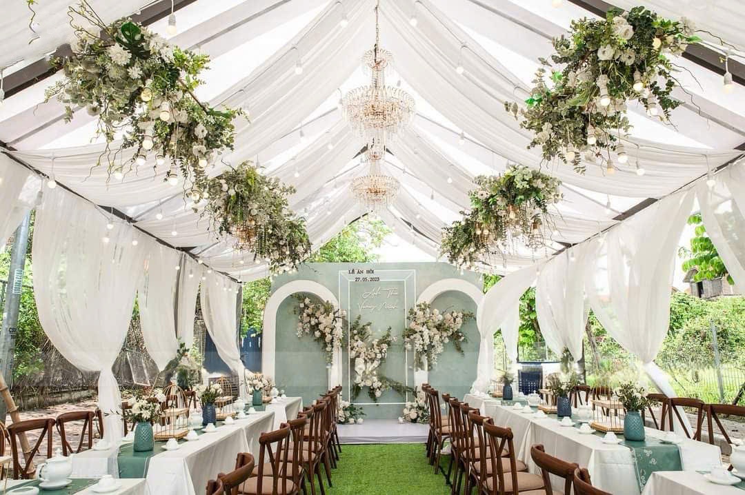 Rạp cưới Tông trắng phối xanh lá sang trọng đẳng cấp 