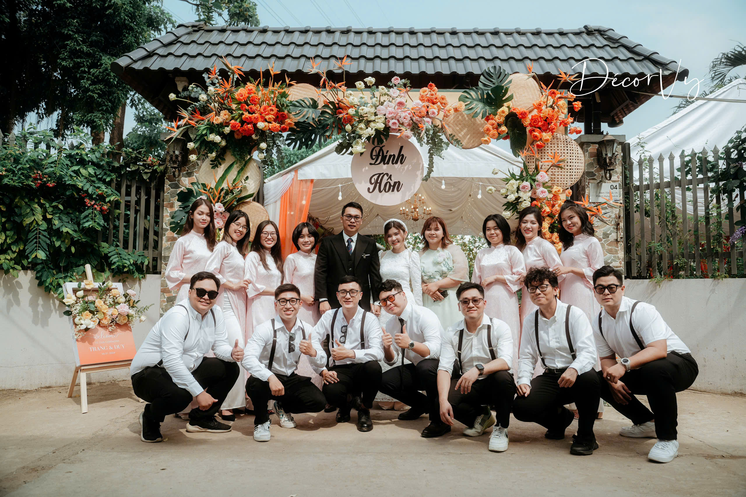 Dịch vụ cho thuê người bưng quả cưới kèm đồng phục nam nữ đẹp