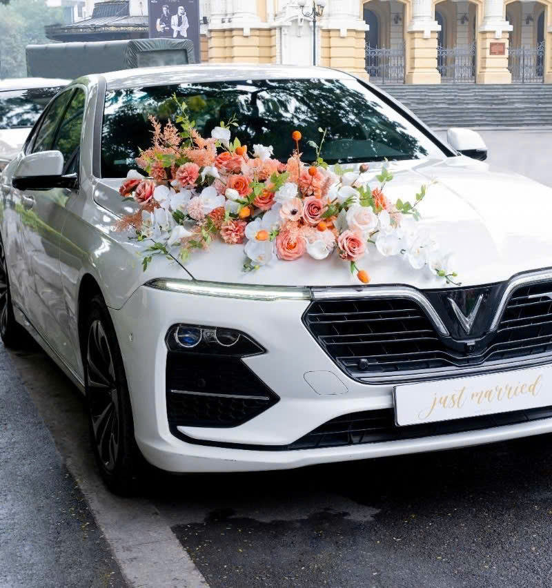 Xe hoa trắng phối tông hoa cam nổi bật thanh lịch