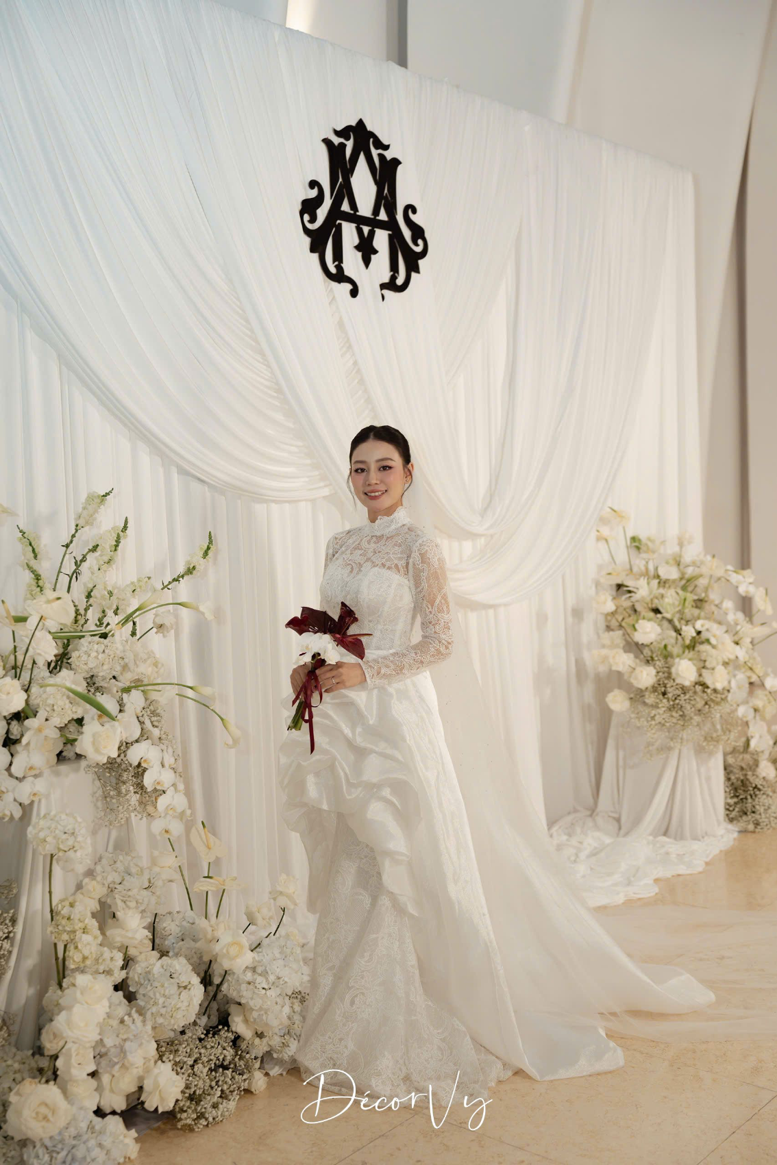 Trang trí Nhà hàng với concept full trắng từ vải và hoa nhẹ nhàng tinh tế 