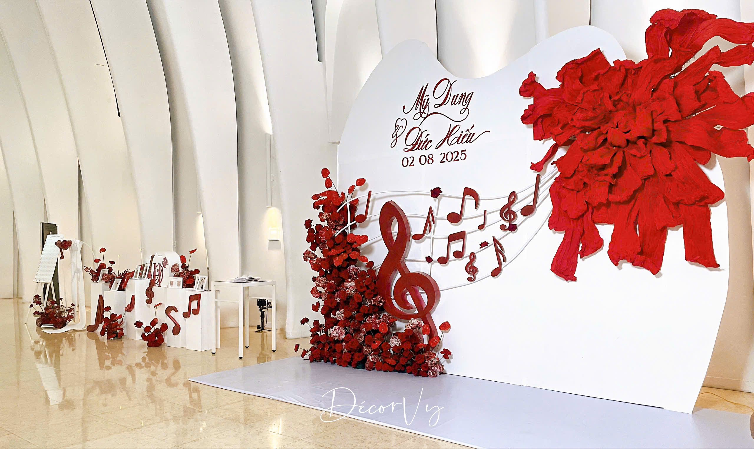 Trang trí nhà hàng độc đáo tông trắng đỏ với các nốt nhạc 