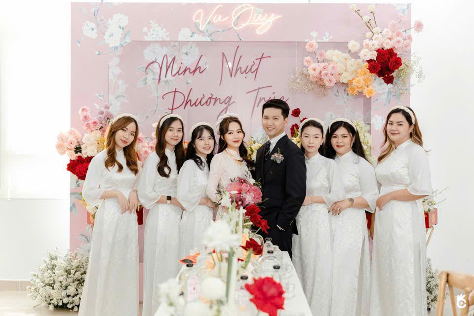 Dịch vụ cho thuê người bưng quả mang đồng phục màu Trắng Nam nữ